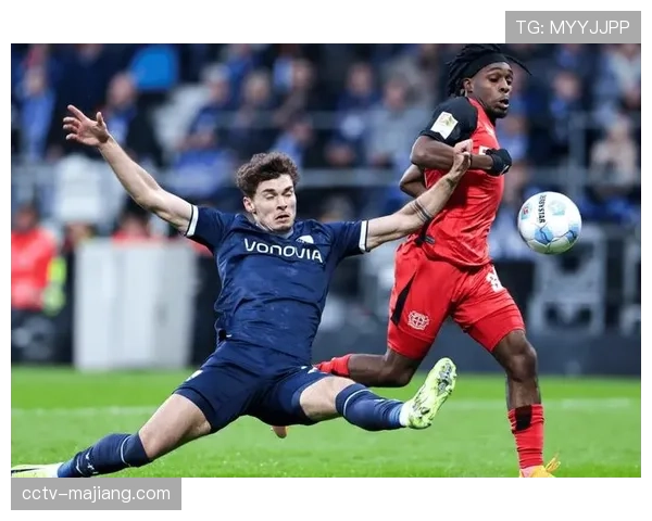 特写:绝平任意球入网后,勒沃库森主帅阿隆索握拳沉默凝视赛场